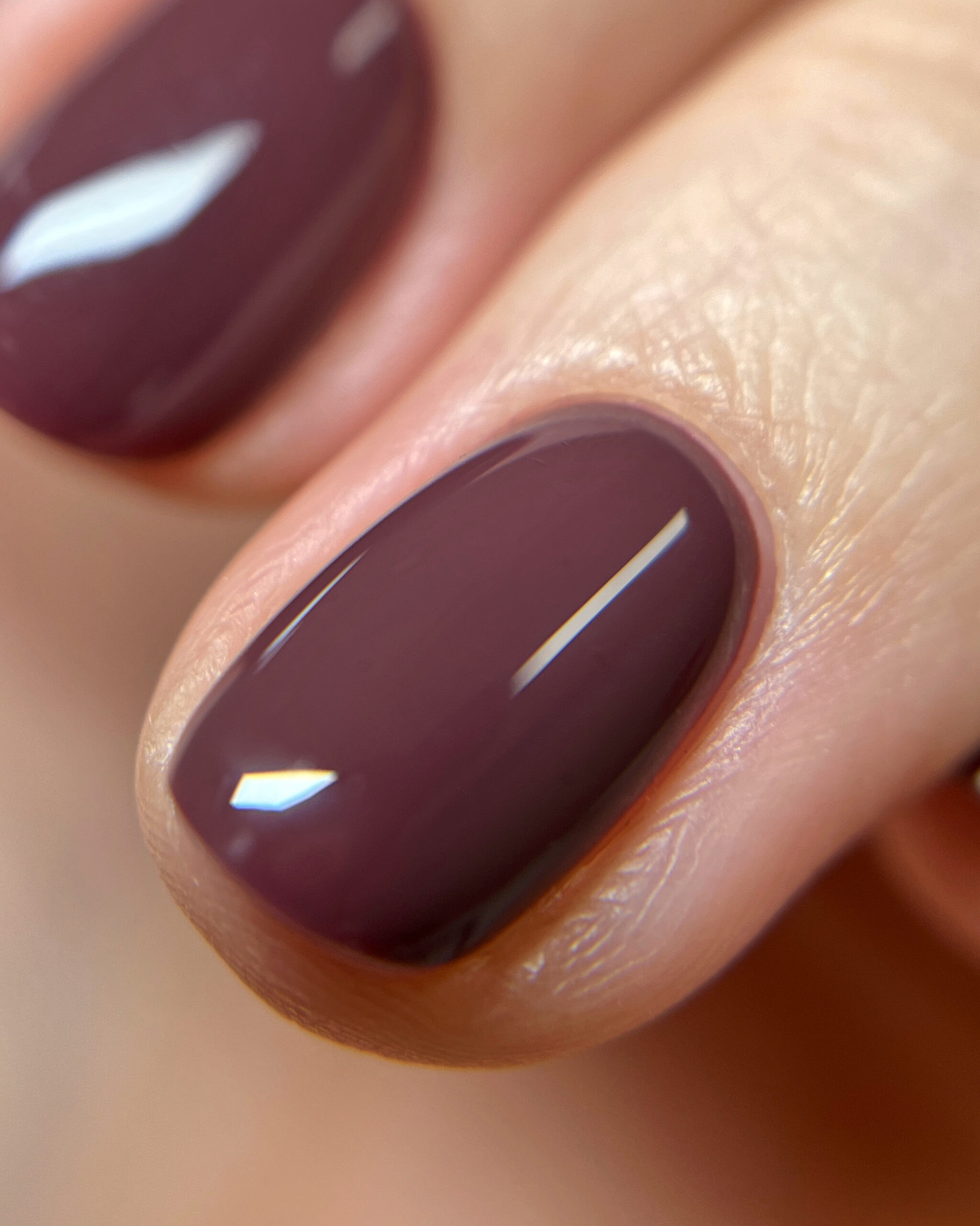 Nahaufnahme von braunen Nageldesigns, die von DieNageldesignerin erstellt wurden.